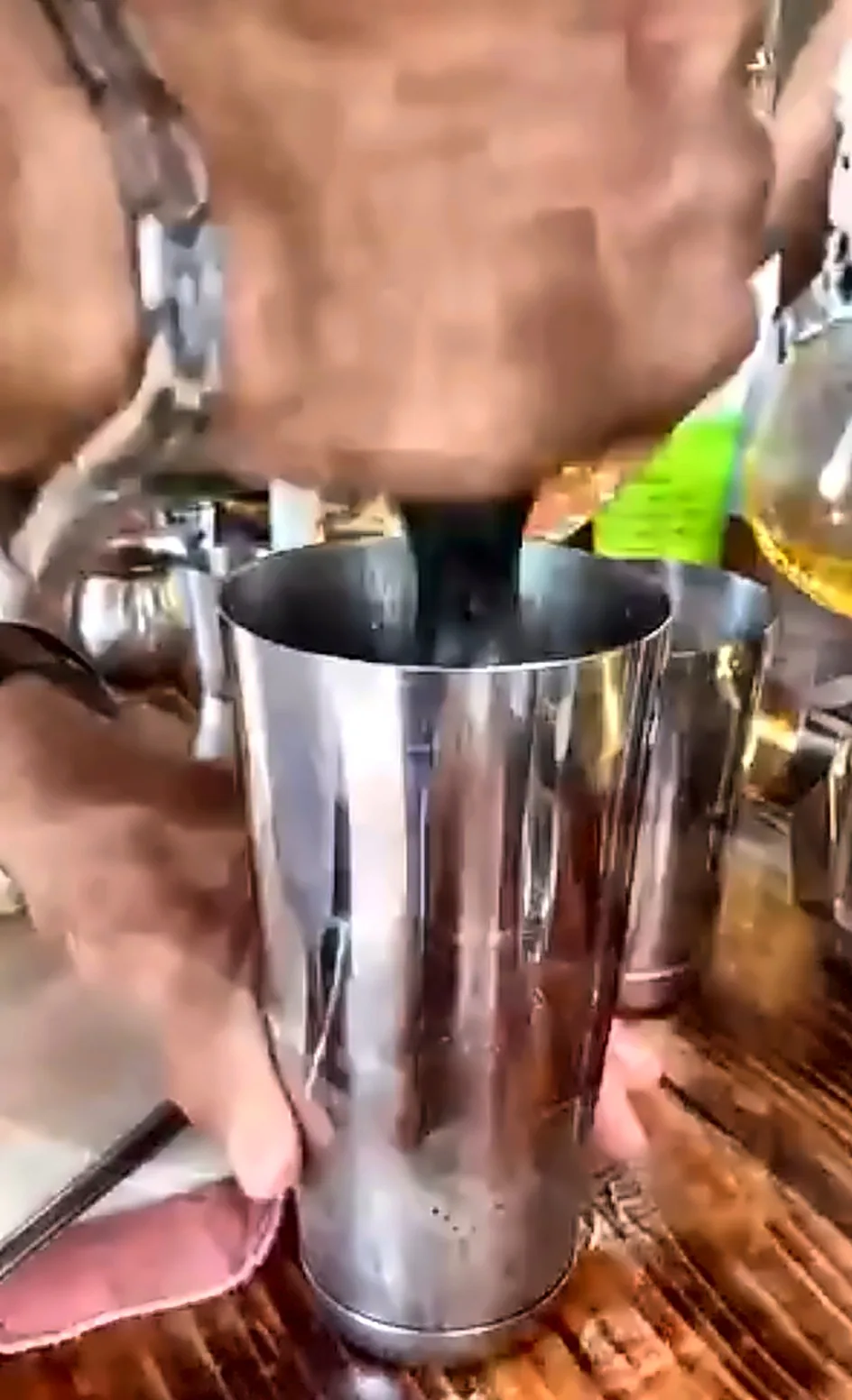 Bartender preparando drinque na coqueteleira