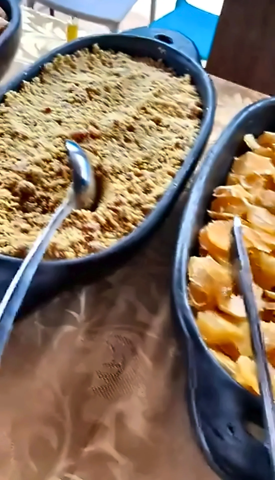 Farofa e laranja na mesa de buffet