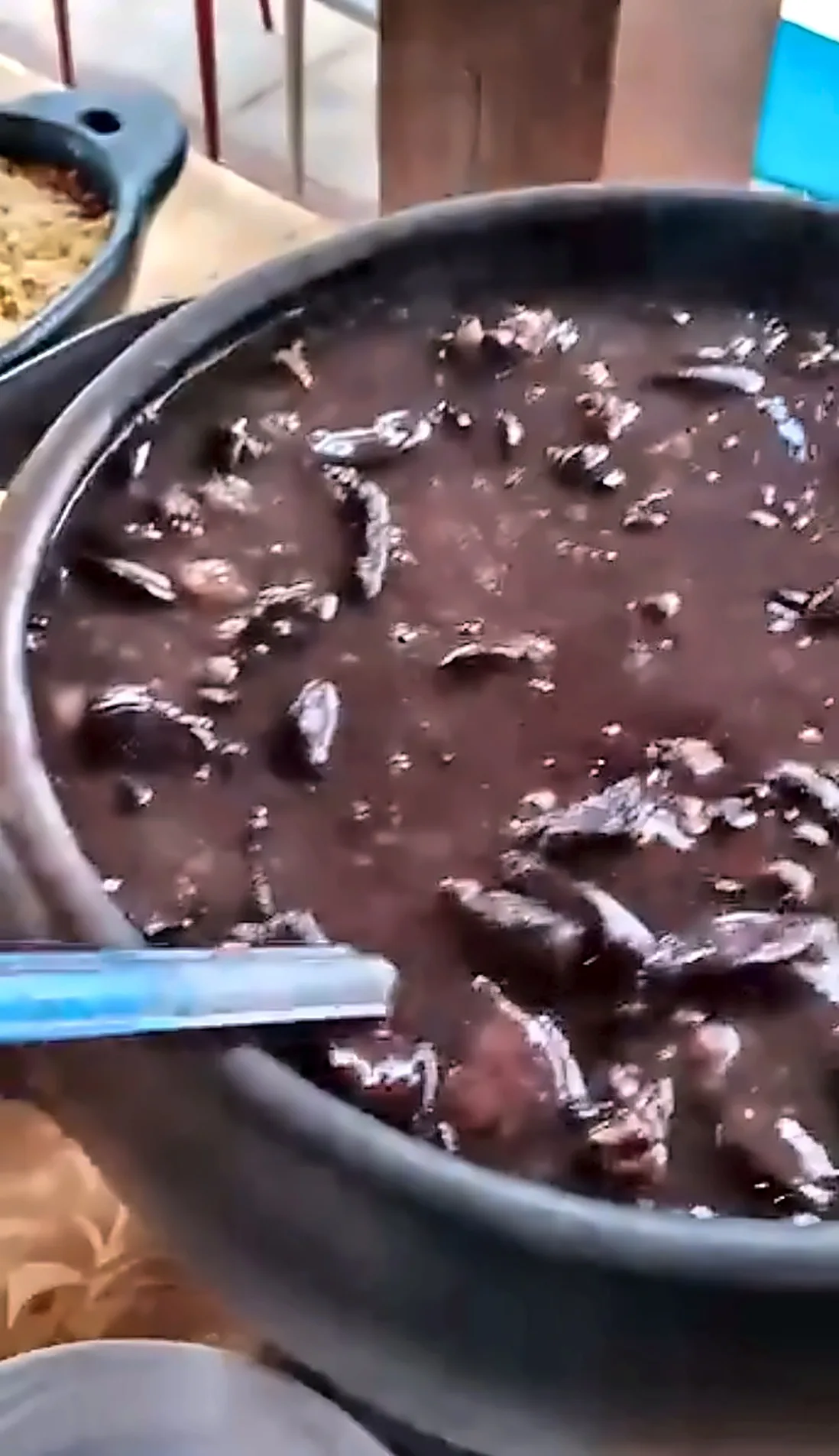 Feijoada em panela para servir