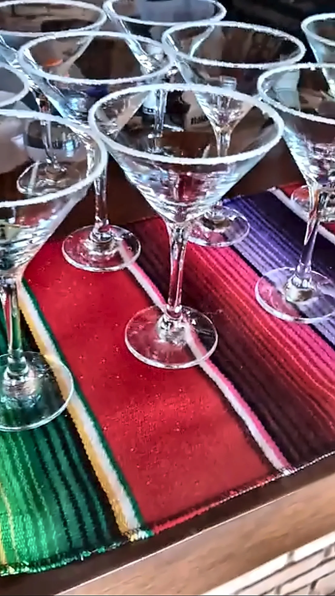 Taças organizadas para recepção de casamento